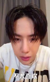 王一博吃自己的瓜视频,揭秘明星背后的真实生活