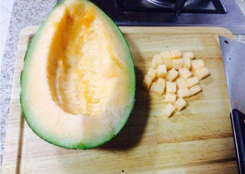 吃哈密瓜的老太太视频,老太太的甜蜜时光