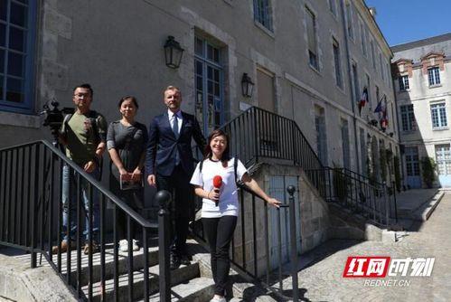 保定教师吃瓜事件视频,一场吃瓜引发的校园争议